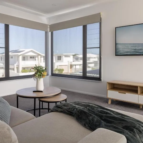 Sleeps 10, Pool & Dual Living, 3 mins to Beach, hotelli kohteessa Pelican Waters