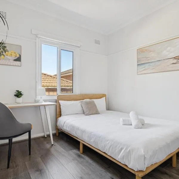 Well-Situated Double Room Near Hurstville Station - Shared Bathroom & Kitchen, khách sạn ở Sydney
