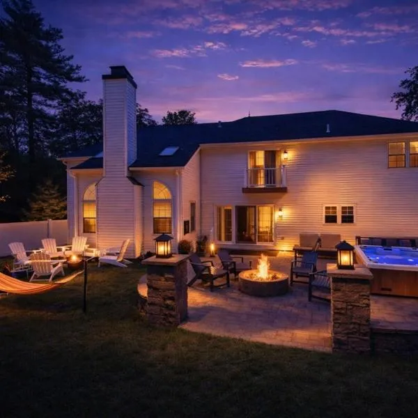 Luxury Villa with Hot Tub, Two Fire Pits, King Bed Suite, Game Room & Fenced Yard, готель у місті Іст-Страудсберг