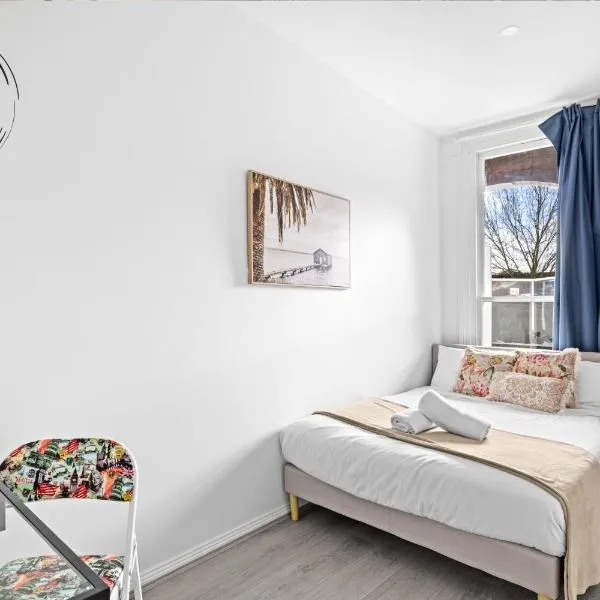 Rustic Double Room - Central Location in Kensington - Shared Bathroom, hotel u Sydneyju