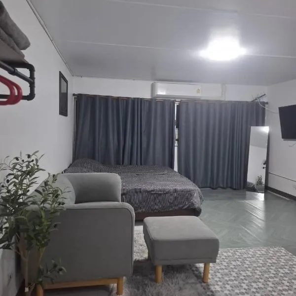 Popular Muang Thong Thani Condo, Building T9, Floor 4, Room 36, hotel a Thung Si Kan