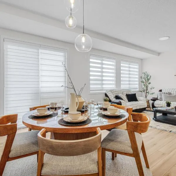 Modern Family Home near WEM with Double Garage, хотел в Едмънтън