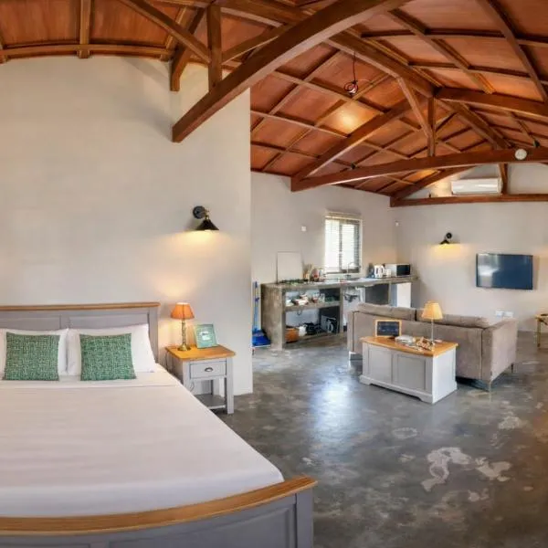 Vanilla Lodge Tropical Garden Suite with Outdoor Stone Bath & Bamboo Shower, inifinity pool, hotel in Cap Malheureux