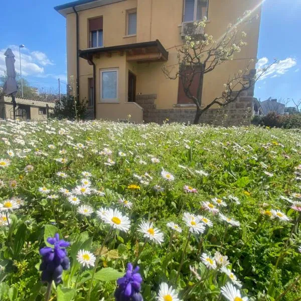 Casa Vacanza Alle Pratoline covered parking for bicycles and motorcycles, hotel di Muggia