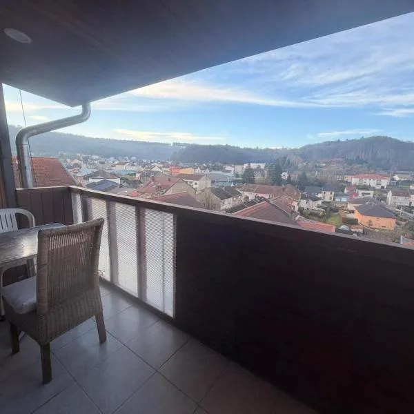 Chambre avec balcon offrant une vue magnifique, hotel in Audun-le-Tiche