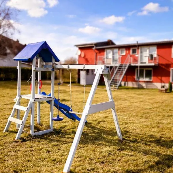 Moderne familienfreundliche Ferienwohnungen - Garten Wlan Parkplatz inkl – hotel w mieście Krummin