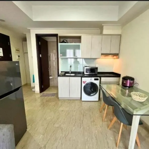MENTENG PARK EMERALD SPACIoUS 2BEDROOM APARTMENT WITH BEAUTIFUL BALCONY SUPER COMFORTABLE HOTEL GRADE AMENITIES 57SQM 6 PAX, hotelli kohteessa Jakarta