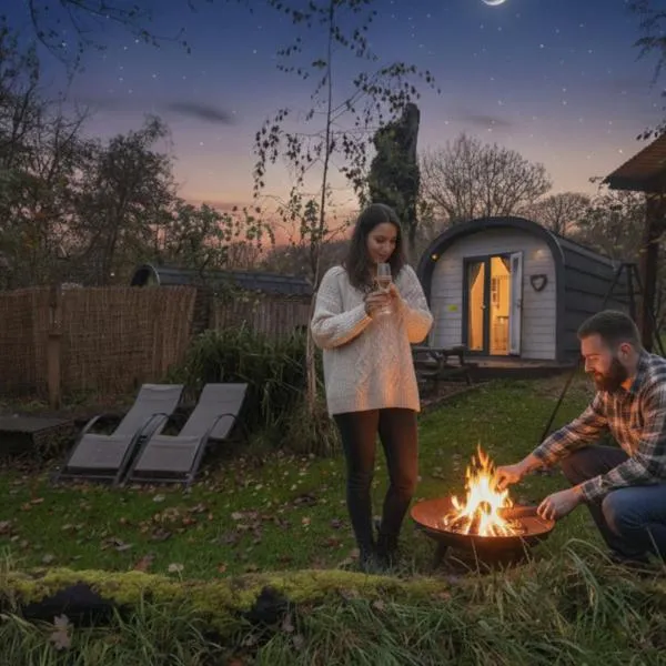 Emlyn's Coppice - Luxury Woodland Glamping، فندق في هوليويل