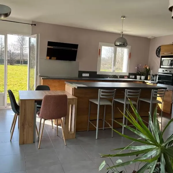 Maison de plain pied, hotel a Certines