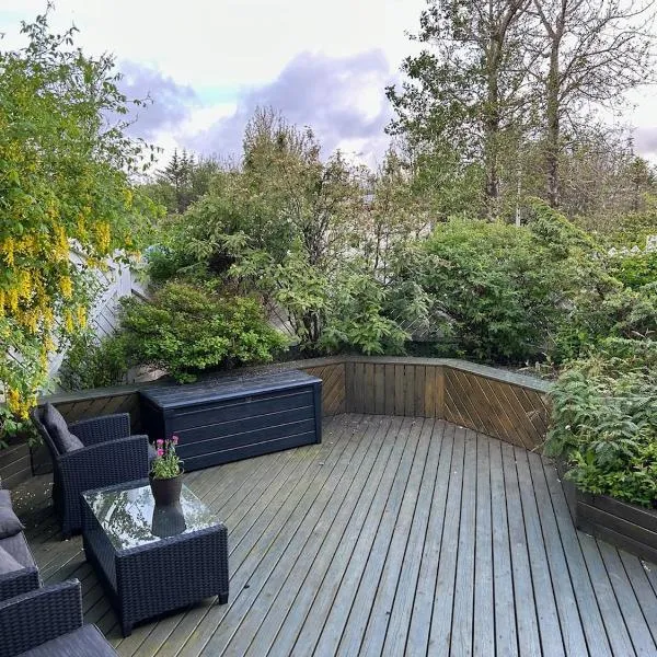 Spacious Family Home with Hot Tub near KEF Airport, hotelli Keflavíkissa