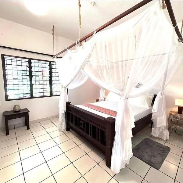 Gypsy Moonlights Cottage, hotel di Diani Beach