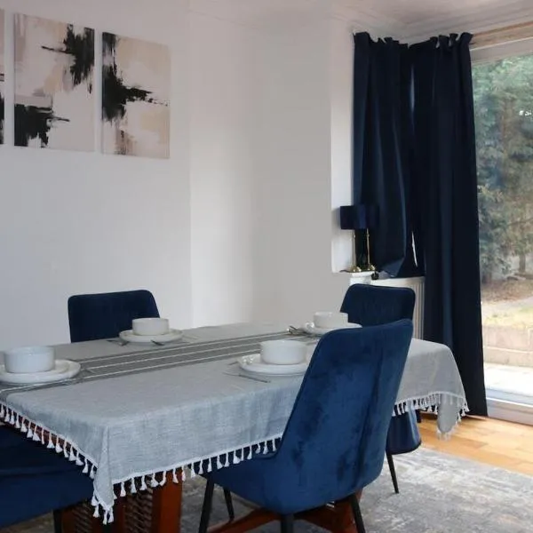 3-Bedroom House, with free parking, hotel a Luton