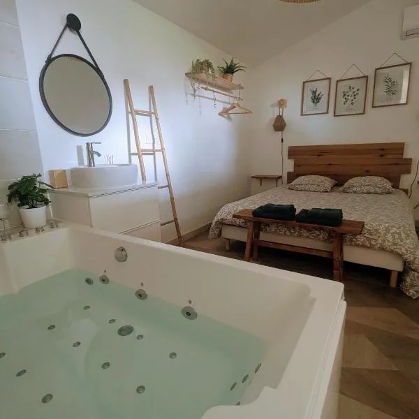 Dépendance avec balnéothérapie โรงแรมในMaurens