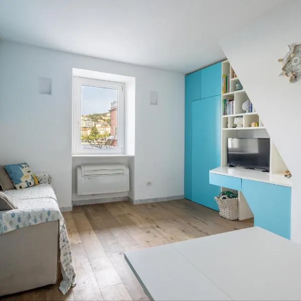 Cozy and cute studio flat with a sea view Lerici Monolocale vista mare: Lerici'de bir otel