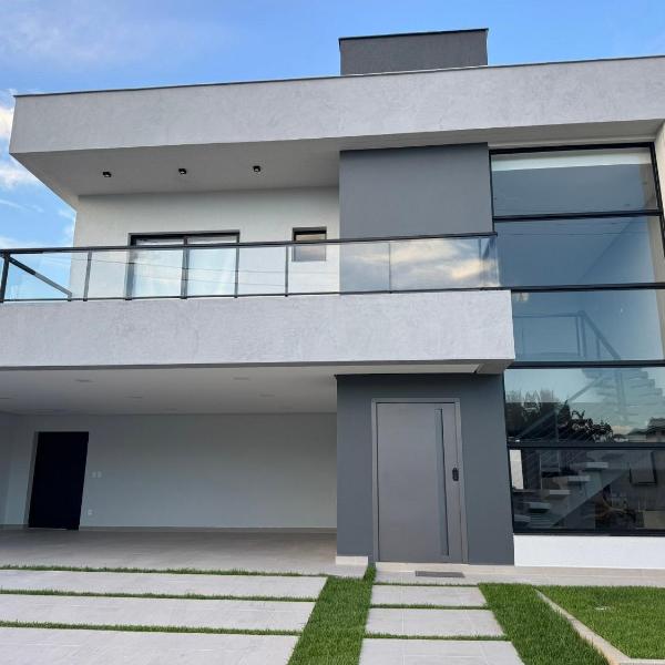 Casa com Piscina em Condomínio • 400m da Praia