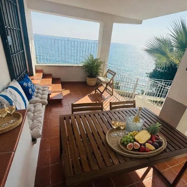 Elegante vista mare con posto auto privato, hotel din Marina dʼAndora
