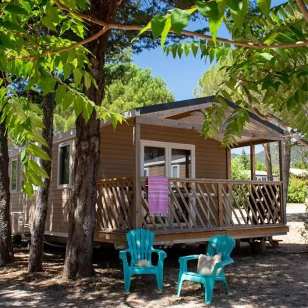 Camping Les Hautes Prairies, hotel v destinaci Lourmarin