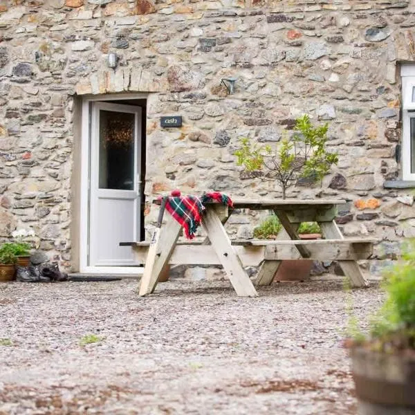 Birch Cottage - Tranquil Country Cottage with Indoor Swimming Pool, hotel in Haverfordwest