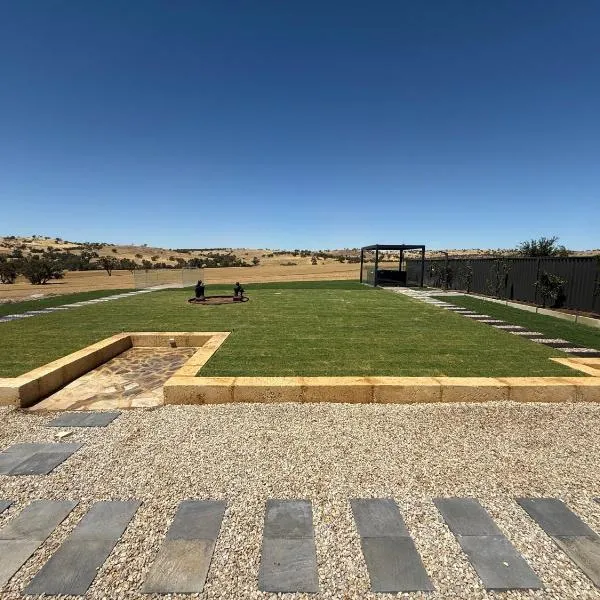 Modern Retreat with Stunning Panoramic Views، فندق في Toodyay