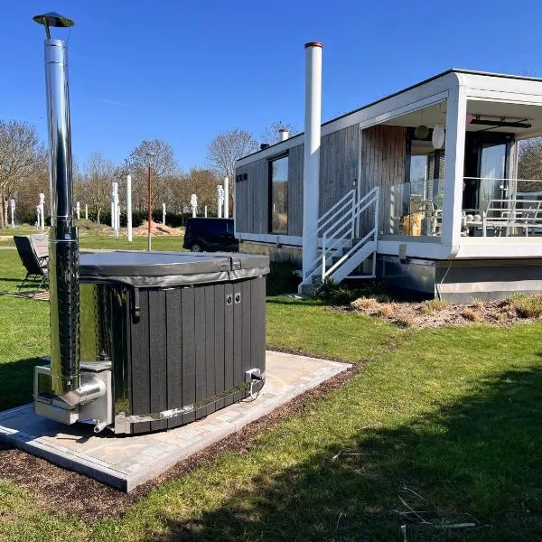 Maasparcje Lodge met Hottub,Firepit en KamadoBBQ, hotel em Roermond