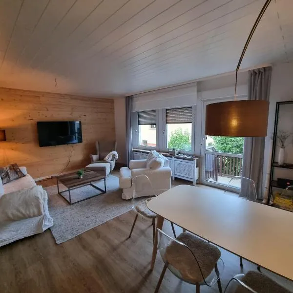 Luxuriös modernisiertes Ferienhaus in See- und Stadtnähe, хотел в Лайпциг