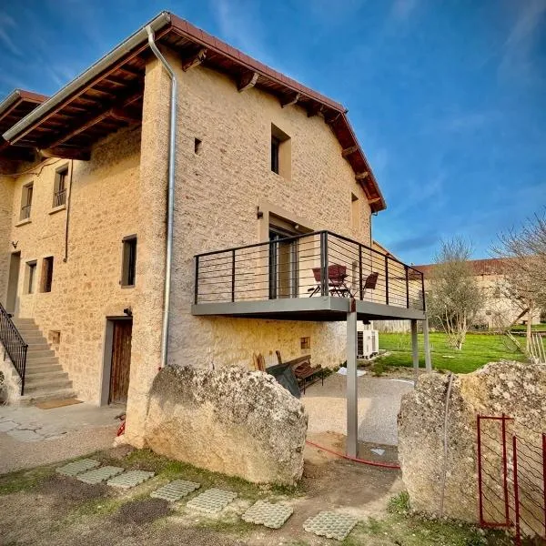 A l'ombre des vignes, chambres d'hôtes 3 épis avec piscine, hotelli kohteessa Poncin