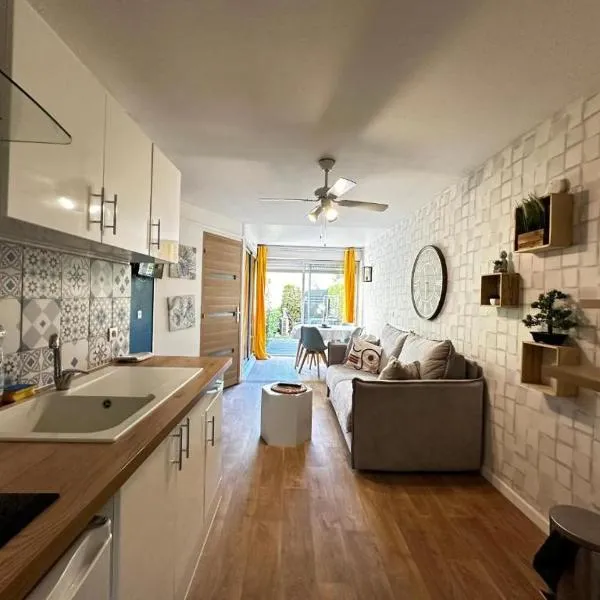 Appartement avec jardin plein sud- Clim wifi et parking, hotel in Saint-Cyprien-Plage