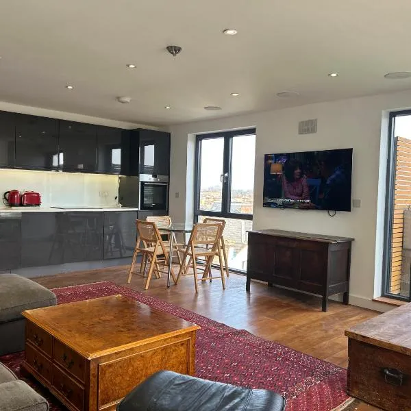 Elegant 2-Bed Apartment near Clapham Common with Roof Terrace, hotel v Londýně