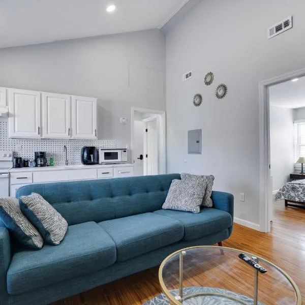 2BR Apt Near EWR & NYC • Workspace + Parking, hotel in Newark