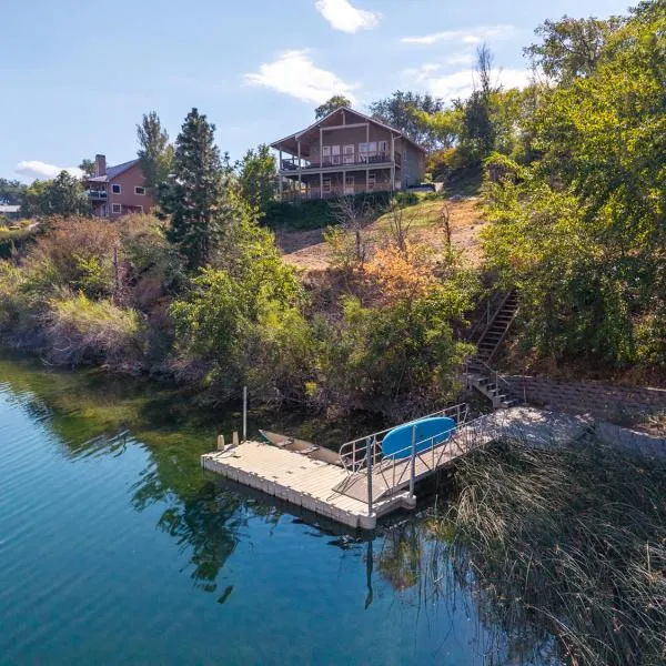 Lakefront Cottage - Hot Tub - Private Dock - Near Chelan、Mansonのホテル