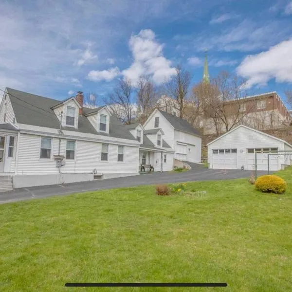 Cute 6-Bedroom Getaway in the heart of Littleton: Littleton şehrinde bir otel