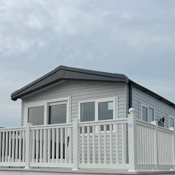 Luxury 3 bed sleeps 8 caravan with sea view، فندق في اكسماوث