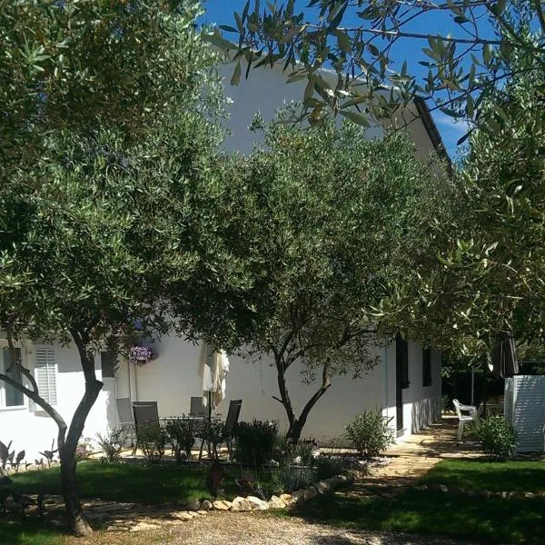 Apartments with garden, hotel i Kožino