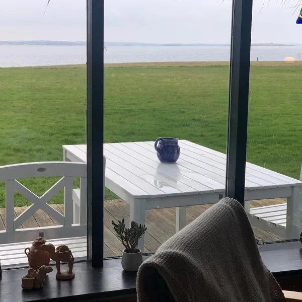 Bo i vandkanten på Avernakø – hotel w mieście Fåborg