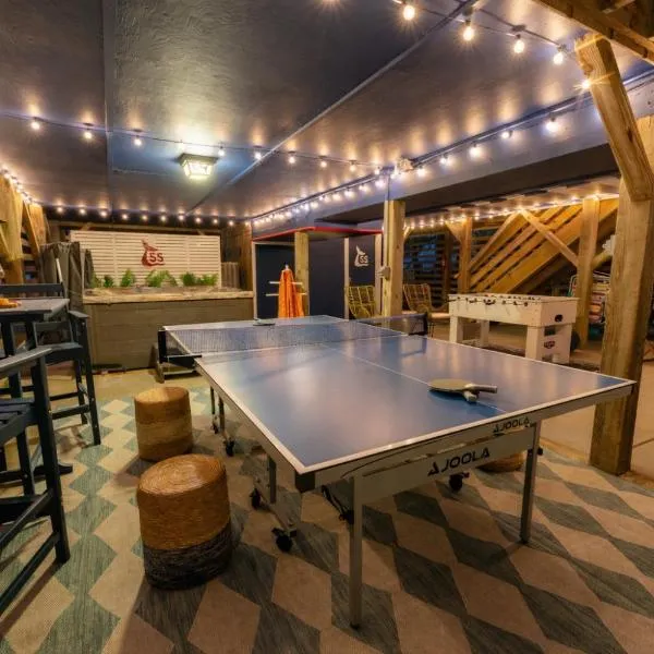 Oceanside Cottage -3BDR 2BA-Walk to Beach!: Kill Devil Hills şehrinde bir otel