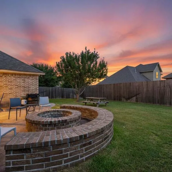 8min Texas A&M 1 King Beds firepit GriddleGrill, Hotel in College Station