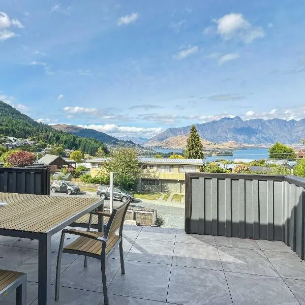 Spacious & Stylish Queenstown Base near bike trails, hotel i Queenstown