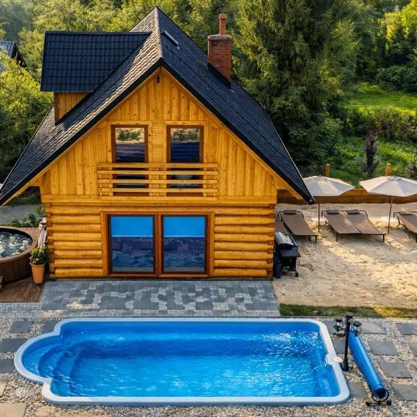 Polana Słowikowa 5 star- domek w górach z jacuzzi, sauna,basen,ogród z lasem, kominek i narty, hotel en Stróża