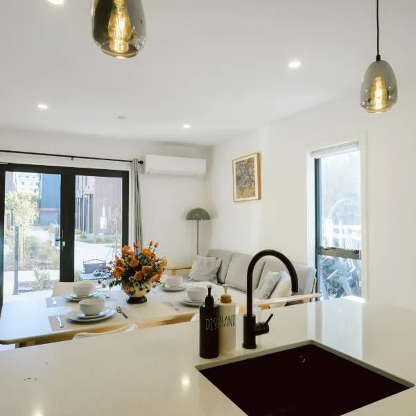 Modern & Comfortable Family House by Supercarehost, hotel in Queenstown