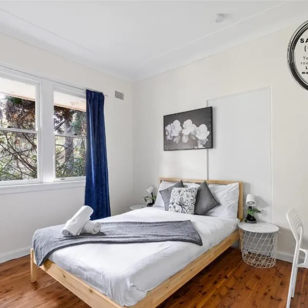 Stylish Double Room - Seconds to Transport & Shops - Shared Bathroom, hotel in Killara