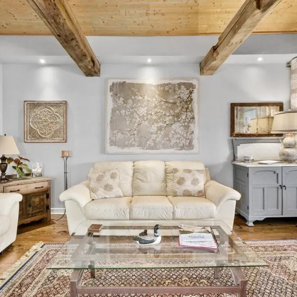 Gather-on-Trent, Your Private Waterfront Luxury Resort in Trent Hills, hotel a Campbellford