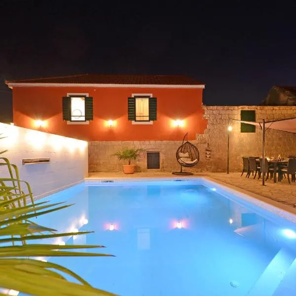 Islander house with pool, hotel em Trogir
