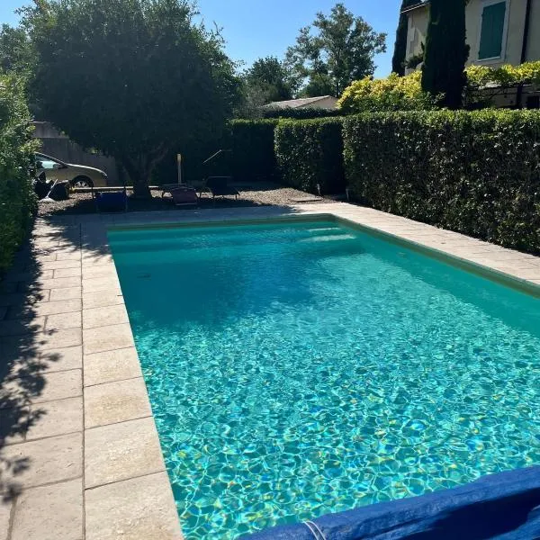 Charming studio in a residence in Provence, hótel í Graveson