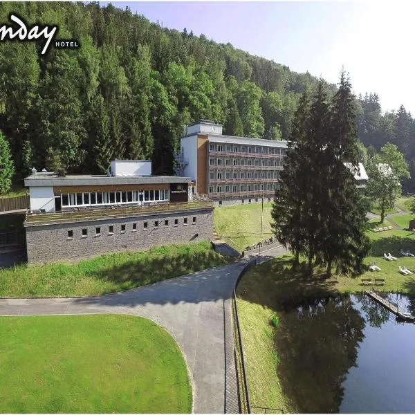 Sunday Schwarzbachtal Hideaway Resort, hotel in Erlbach