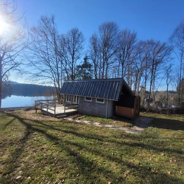 Petite maison vue sur Lac de la Triouzoune Neuvic, Hotel in Neuvic