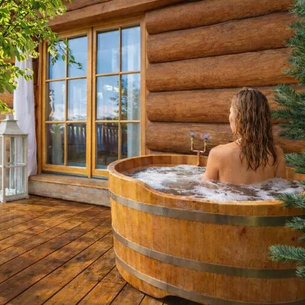 Chaty Świerkowe Wzgórze - tylko domki typu superior z prywatną sauną balią kominkiem oraz ogrodzonym prywatnym terenem z grillem, domki bez sauny na wspólnym terenie, hotel din Karpacz