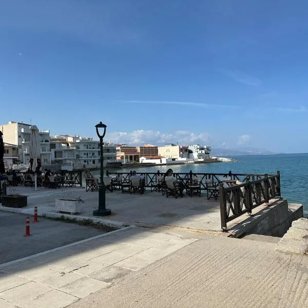 Apartment on the beach, hotel em Corinto