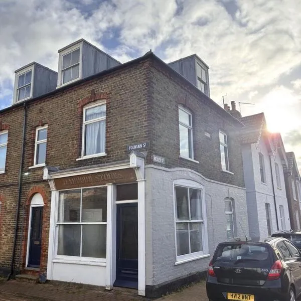 Harbourside 1 bed flat with sofa bed 30 secs from the sea, hotel en Whitstable