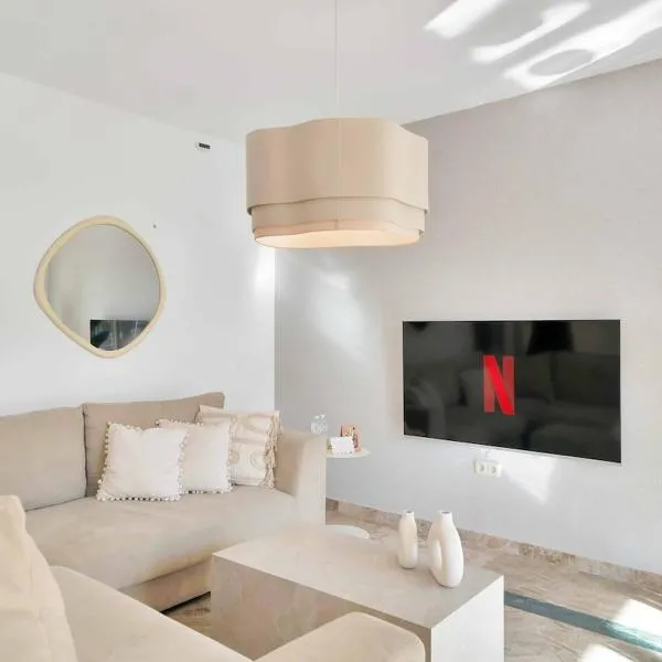 Viesnīca Villa Mare - Seaview Luxury House with Private Jacuzzi pilsētā Estepona