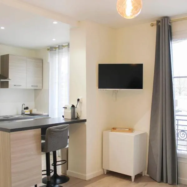 Bright studio apartment on the outskirts of Paris, hotel a Clichy
